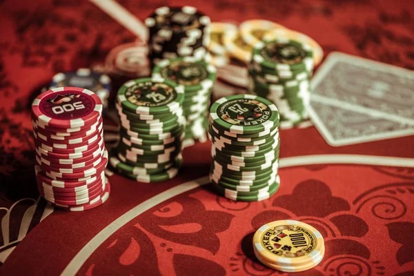 racik Casino Hold'em live dealer table with community cards displayed